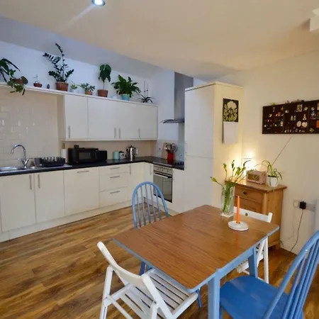 Comfortable With 2 Double Bedrooms *