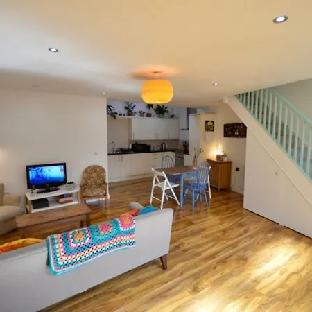 Comfortable With 2 Double Bedrooms * Bristol