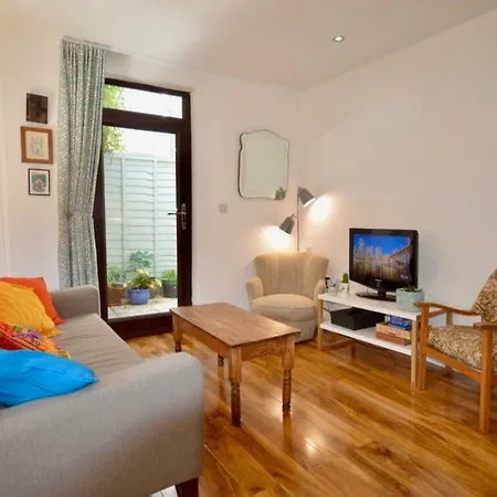 Comfortable With 2 Double Bedrooms *