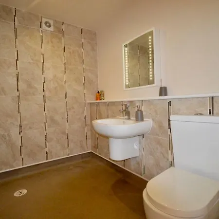 Semesterbostad Comfortable With 2 Double Bedrooms