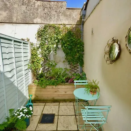 Comfortable With 2 Double Bedrooms * Bristol