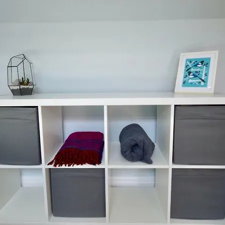 Comfortable With 2 Double Bedrooms *