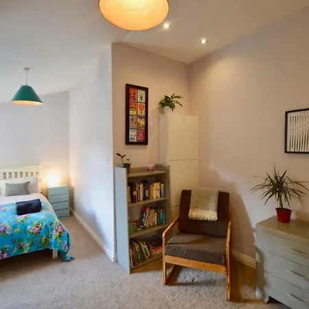 Semesterbostad Comfortable With 2 Double Bedrooms *
