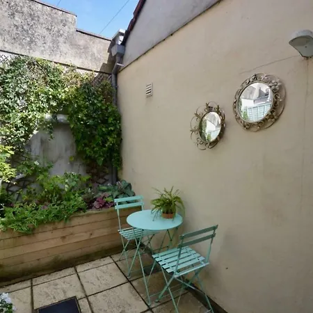Comfortable With 2 Double Bedrooms * Bristol