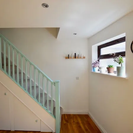 Comfortable With 2 Double Bedrooms * Bristol